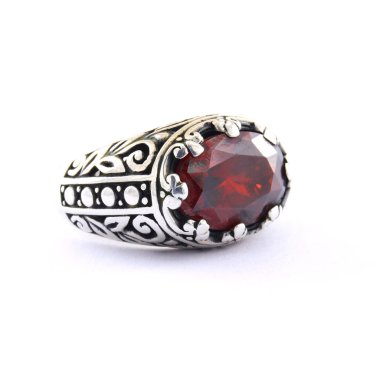 Beyaz arka planda gümüş bir erkek yüzüğü.