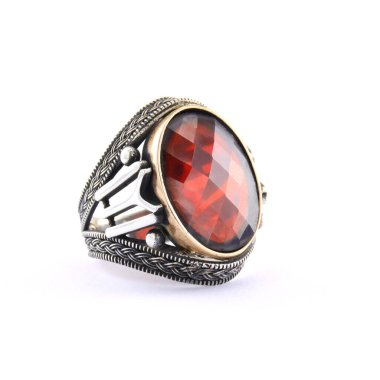 Beyaz arka planda gümüş bir erkek yüzüğü.