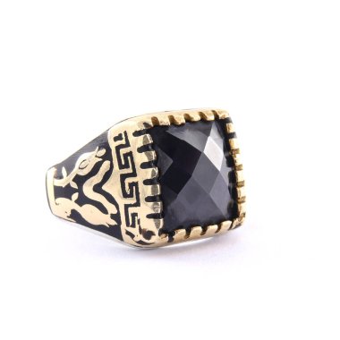 Beyaz arka planda gümüş bir erkek yüzüğü.