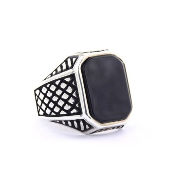 Beyaz arka planda gümüş bir erkek yüzüğü.