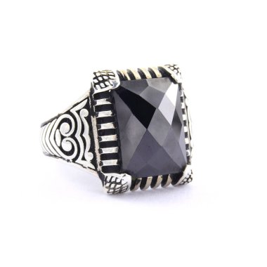 Beyaz arka planda gümüş bir erkek yüzüğü.