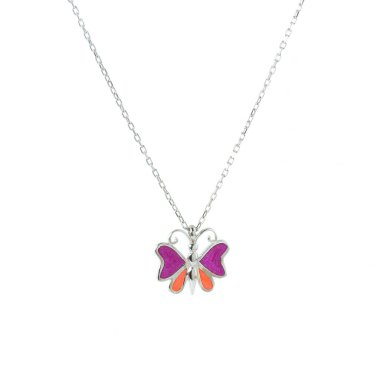 Beyaz arka planda taşlarla işlenmiş gümüş kadın kolyesi.