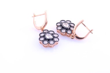 Gümüş renkli kadın beyaz arka planda taşlarla işlenmiş.