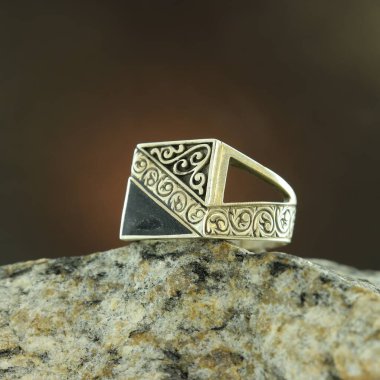 Siyah arka planda gümüş adam yüzüğü.