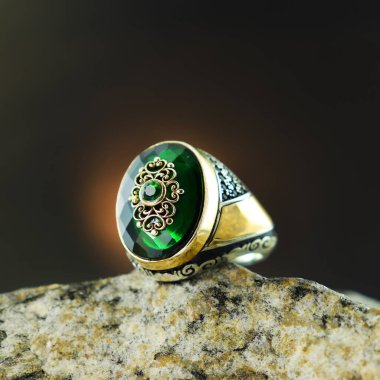 Siyah arka planda gümüş adam yüzüğü.