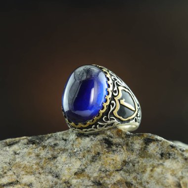 Siyah arka planda gümüş adam yüzüğü.