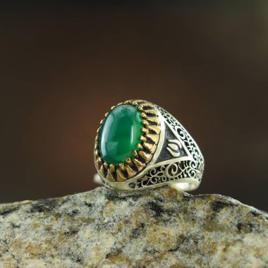 Siyah arka planda gümüş adam yüzüğü.