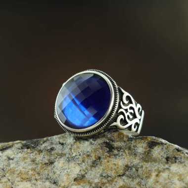 Siyah arka planda gümüş adam yüzüğü.