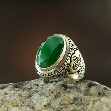 Siyah arka planda gümüş adam yüzüğü.