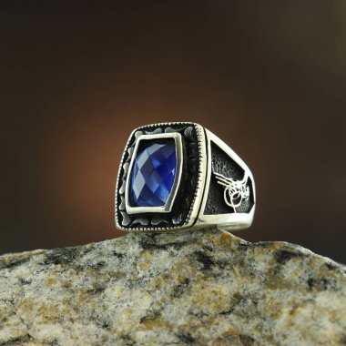 Siyah arka planda gümüş adam yüzüğü.