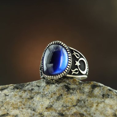 Siyah arka planda gümüş adam yüzüğü.