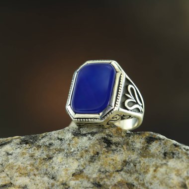 Siyah arka planda gümüş adam yüzüğü.