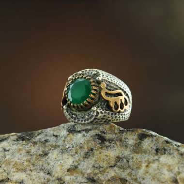 Siyah arka planda gümüş adam yüzüğü.