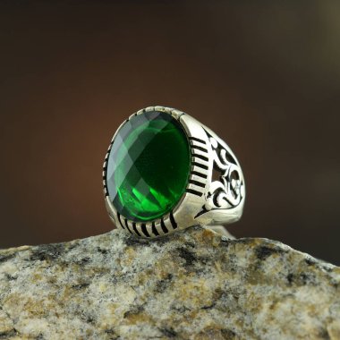 Siyah arka planda gümüş adam yüzüğü.