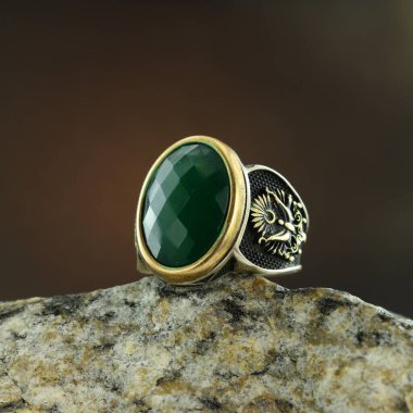 Siyah arka planda gümüş adam yüzüğü.