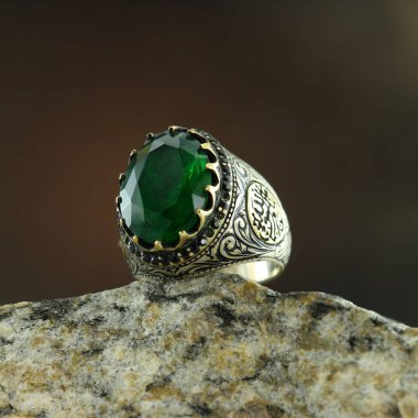 Siyah arka planda gümüş adam yüzüğü.