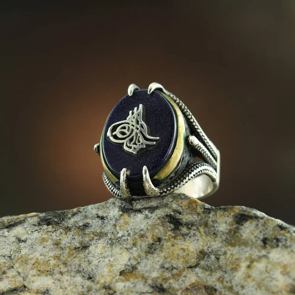 Anillo Estampado Para Hombre Plateado Sobre Fondo Negro —  Fotos de Stock