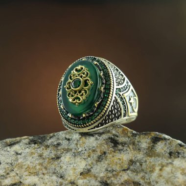 Siyah arka planda gümüş adam yüzüğü.