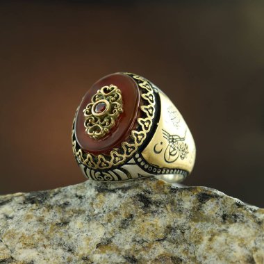 Siyah arka planda gümüş adam yüzüğü.