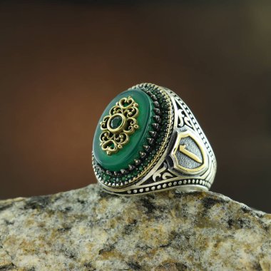 Siyah arka planda gümüş adam yüzüğü.