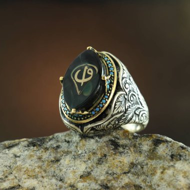 Siyah arka planda gümüş adam yüzüğü.