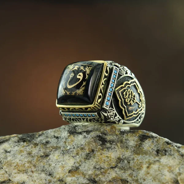 Vzorovaný Stříbrný Pánský Prsten Černém Pozadí — Stock fotografie