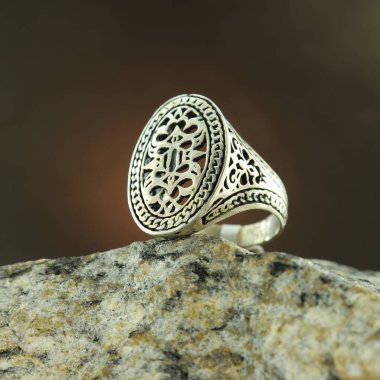 Siyah arka planda gümüş adam yüzüğü.