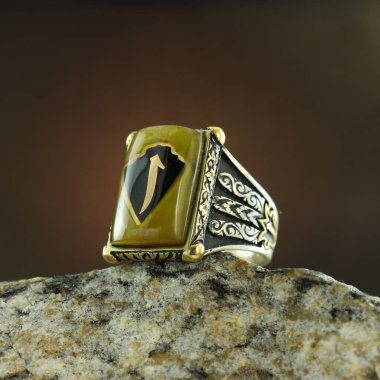 Siyah arka planda gümüş adam yüzüğü.