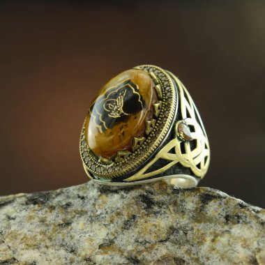 Siyah arka planda gümüş adam yüzüğü.