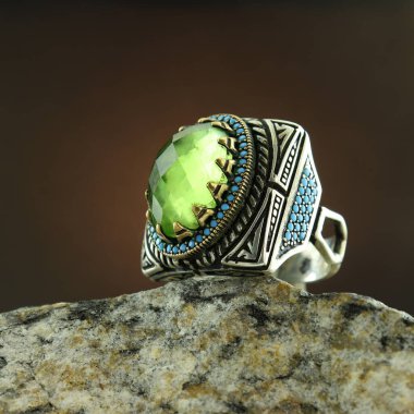 Siyah arka planda gümüş adam yüzüğü.