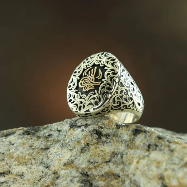 Bague Homme Argent Motifs Sur Fond Noir — Photo