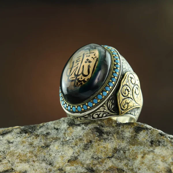 Серебряное Мужское Кольцо Черном Фоне — стоковое фото