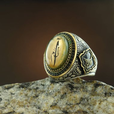 Siyah arka planda gümüş adam yüzüğü.