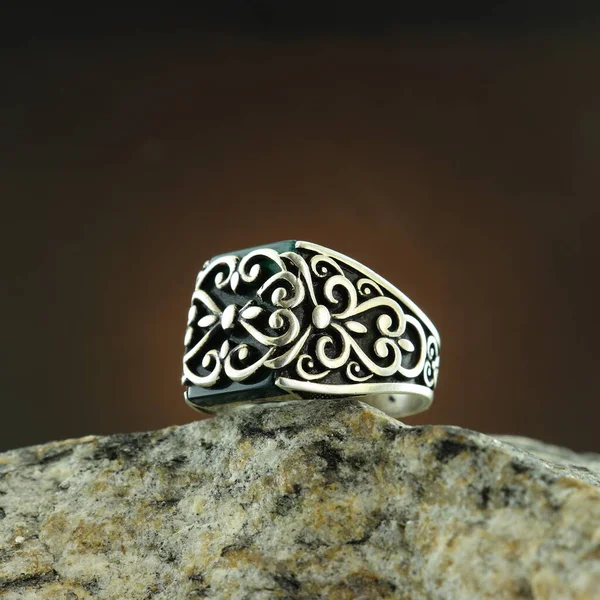 Bague Homme Argent Motifs Sur Fond Noir — Photo