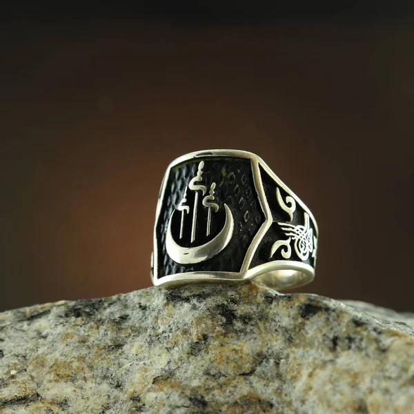 Bague Homme Argent Motifs Sur Fond Noir — Photo