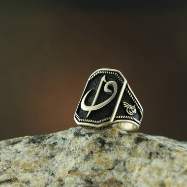 Siyah arka planda gümüş adam yüzüğü.