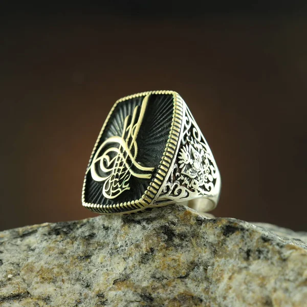 Vzorovaný Stříbrný Pánský Prsten Černém Pozadí — Stock fotografie