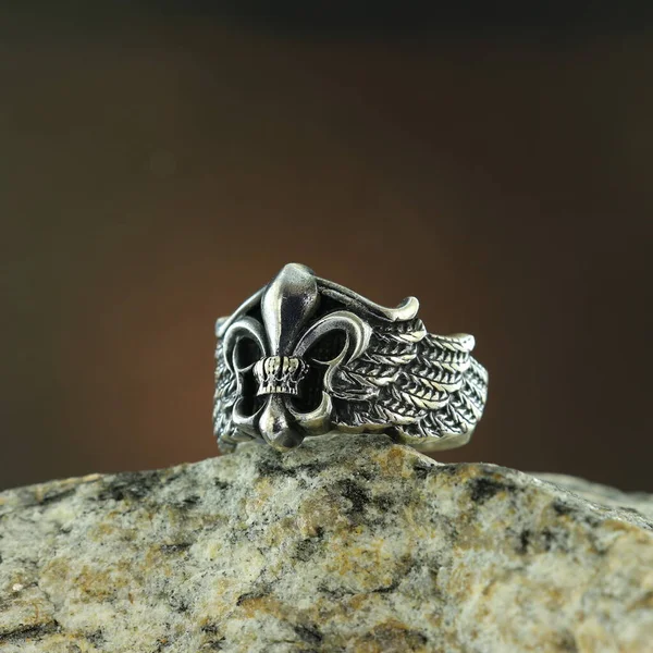 Bague Homme Argent Motifs Sur Fond Noir — Photo