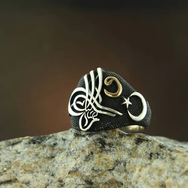 Srebrny Pierścień Męski Wzorowany Czarnym Tle — Zdjęcie stockowe