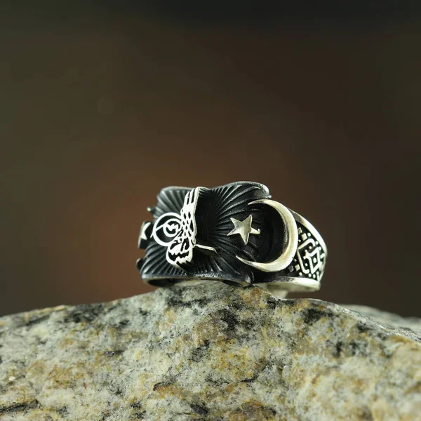 Bague Homme Argent Motifs Sur Fond Noir — Photo