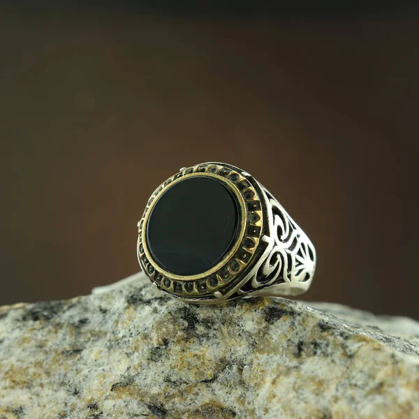 Bague Homme Argent Motifs Sur Fond Noir — Photo