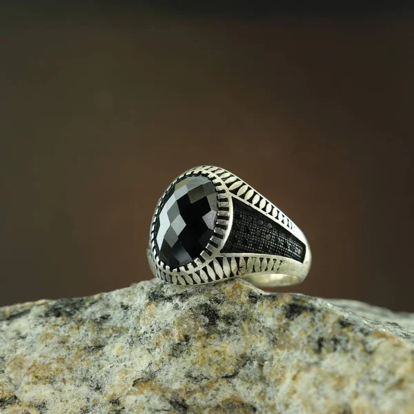 Siyah Arka Planda Gümüş Adam Yüzüğü — Stok fotoğraf