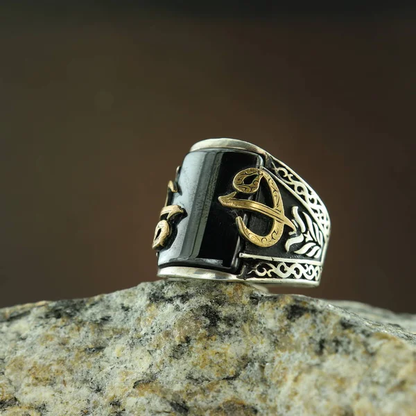 Bague Homme Argent Motifs Sur Fond Noir — Photo