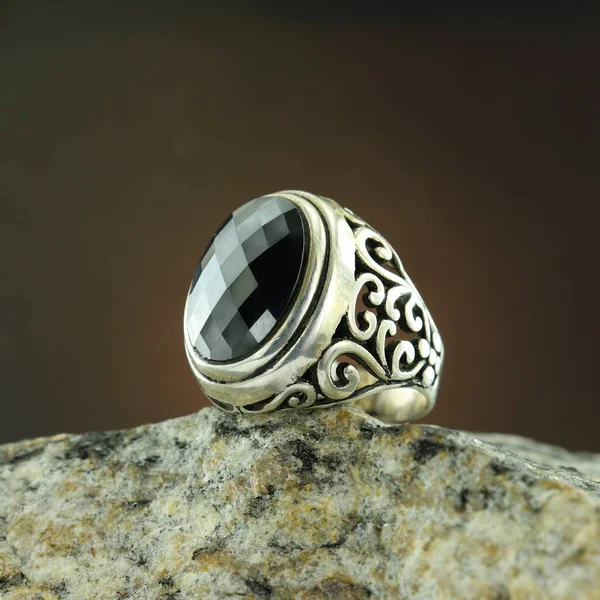 Bague Homme Argent Motifs Sur Fond Noir — Photo