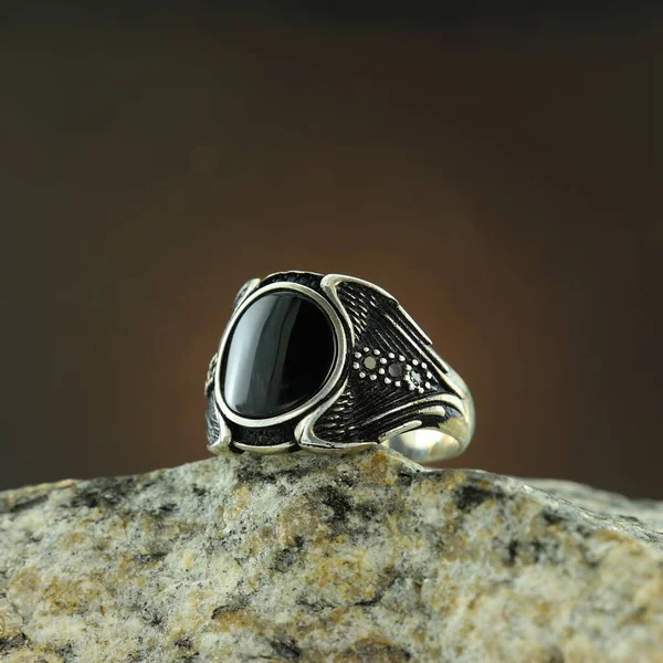 Bague Homme Argent Motifs Sur Fond Noir — Photo