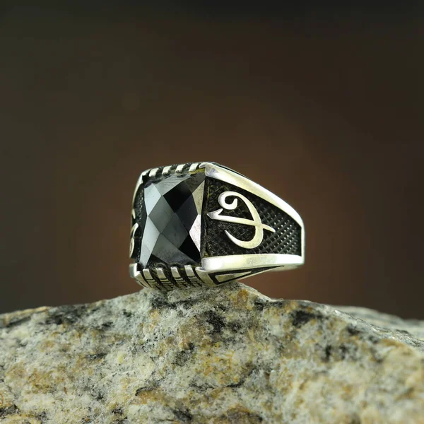 Bague Homme Argent Motifs Sur Fond Noir — Photo