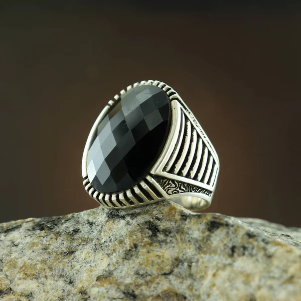 Bague Homme Argent Motifs Sur Fond Noir — Photo