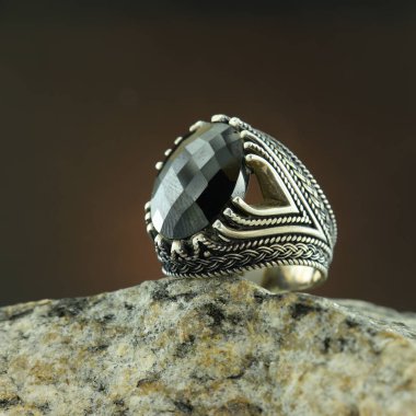 Siyah arka planda gümüş adam yüzüğü.