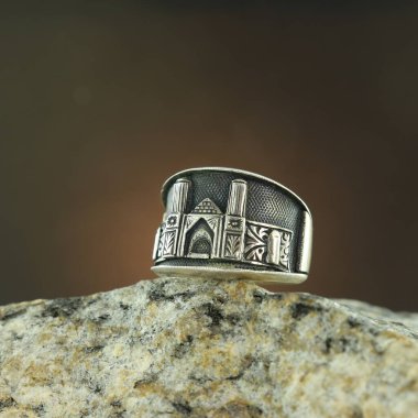 Siyah arka planda gümüş adam yüzüğü.