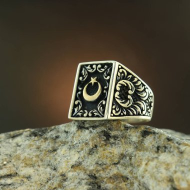 Siyah arka planda gümüş adam yüzüğü.